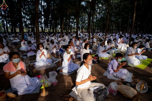 ภาพ No.69454:พิธีจุดประทีปถวายเป็นพุทธบูชา และบูชาธรรมมหาปูชนียาจารย์ ในโครงการธรรมยาตรากตัญญูบูชา มหาปูชนียาจารย์ พระมงคลเทพมุนี(สด จนฺทสโร) พระผู้ปราบมาร ปีที่ 11 ณ อนุสรณ์สถานมหาวิหารพระมงคลเทพมุนี อ.สองพี่น้อง จ.สุพรรณบุรี