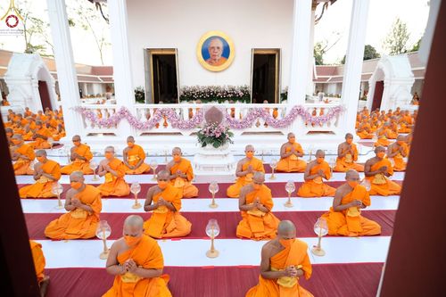 ภาพ No.73251:พิธีจุดประทีปถวายเป็นพุทธบูชา และบูชาธรรมมหาปูชนียาจารย์ ในโครงการธรรมยาตรากตัญญูบูชา มหาปูชนียาจารย์ พระมงคลเทพมุนี(สด จนฺทสโร) พระผู้ปราบมาร ปีที่ 11 ณ อนุสรณ์สถานลำดับที่ 4 สถานที่เกิดด้วยกายธรรม วัดโบสถ์ (บน) บางคูเวียง อ.บางกรวย จ.นนทบุรี วันที่ 21 
