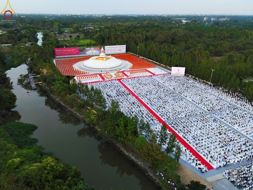 ภาพ No.70180:พิธีจุดประทีปถวายเป็นพุทธบูชา และบูชาธรรมมหาปูชนียาจารย์ ในโครงการธรรมยาตรากตัญญูบูชา มหาปูชนียาจารย์ พระมงคลเทพมุนี(สด จนฺทสโร) พระผู้ปราบมาร ปีที่ 11 ณ อนุสรณ์สถานลำดับที่ 2 สถานที่ตั้งมโนปณิธานบวชตลอดชีวิต อนุสรณ์สถานคลองบางนางแท่น อ.สามพราน จ.นครปฐม 