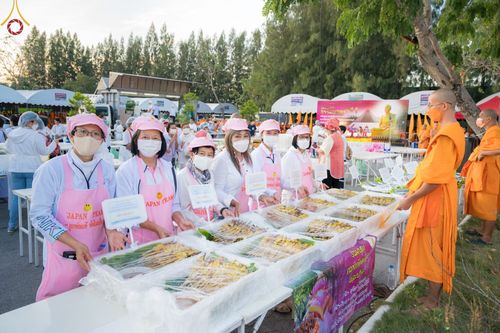 ภาพ No.69842:พิธีถวายภัตตาหารเป็นสังฆทาน แด่คณะพระธรรมยาตราฯ ในโครงการธรรมยาตราฯ ปีที่ 11 ณ อนุสรณ์สถานมหาวิหารพระมงคลเทพมุนี อ.สองพี่น้อง จ.สุพรรณบุรี วันที่ 7 มกราคม พ.ศ. 2566