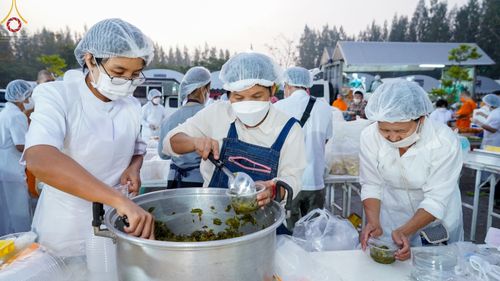 ภาพ No.71783:พิธีถวายภัตตาหารเป็นสังฆทาน แด่คณะพระธรรมยาตราฯ ในโครงการธรรมยาตรากตัญญูบูชา มหาปูชนียาจารย์ พระมงคลเทพมุนี(สด จนฺทสโร) พระผู้ปราบมาร อนุสรณ์สถาน 7 แห่ง ปีที่ 11 วันที่ 17 มกราคม พ.ศ. 2566