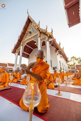 ภาพ No.73395:พิธีจุดประทีปถวายเป็นพุทธบูชา และบูชาธรรมมหาปูชนียาจารย์ ในโครงการธรรมยาตรากตัญญูบูชา มหาปูชนียาจารย์ พระมงคลเทพมุนี(สด จนฺทสโร) พระผู้ปราบมาร ปีที่ 11 ณ อนุสรณ์สถานลำดับที่ 4 สถานที่เกิดด้วยกายธรรม วัดโบสถ์ (บน) บางคูเวียง อ.บางกรวย จ.นนทบุรี วันที่ 21 