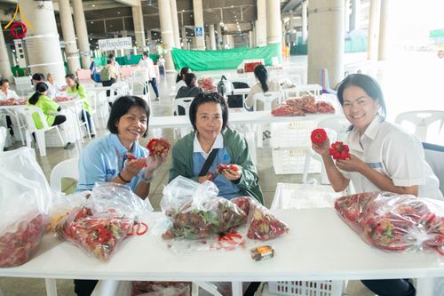 ภาพ No.279438:วันที่ 19-26 ธันวาคม พ.ศ. 2568 และ วันที่ 1 มกราคม พ.ศ.2569 รับบุญปลิดกลีบดอกไม้ เพื่อโปรยต้อนรับพระธรรมยาตรา