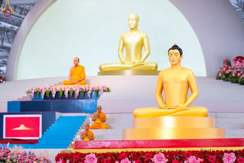 ภาพ No.83642:พิธีวางแผ่นจารึกชื่อและพิธีวางพวงมาลัยสักการะพระประธาน วันอาทิตย์ที่ 16 กรกฎาคม พ.ศ. 2566 ณ รัตนบัลลังก์ สภาธรรมกายสากล วัดพระธรรมกาย