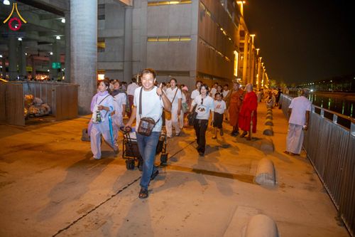 ภาพ No.324518:วันที่ 22 เมษายน พ.ศ.2569 (วันคุ้มครองโลก) บรรยากาศพระสังฆาธิการและสาธุชน การเดินทางกลับ งานถวายมหาสังฆทาน 40,000 กว่าวัดทั่วประเทศ วัดพระธรรมกาย