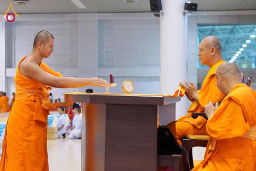 ภาพ No.337992:วันอาทิตย์ต้นเดือน 5 กรกฎาคม พ.ศ.2569 สัมมนาพิเศษ พิธีมอบพระของขวัญ ณ ห้องแก้วสารพัด1 วัดพระธรรมกาย
