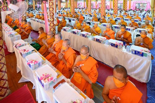 ภาพ No.73723:พิธีเจริญพระพุทธมนต์ ปฏิบัติธรรม มอบทุนการศึกษา ถวายสังฆทาน 106 วัด เพื่อถวายเป็นพุทธบูชา และขับเคลื่อนโครงการหมู่บ้านรักษาศีล 5  โดยคณะสงฆ์จังหวัดนนทบุรี คณะศิษยานุศิษย์วัดพระธรรมกาย โครงการธรรมยาตราฯ ปีที่ 11 ณ วัดตะเคียน อ.บางกรวย จ.นนทบุรี วันที่ 21 