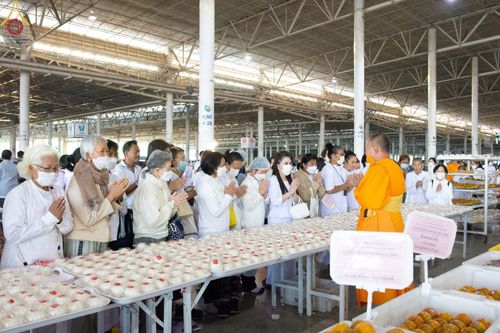 ภาพ No.75138:พิธีถวายภัตตาหารเป็นสังฆทาน แด่คณะพระธรรมยาตราฯ ในโครงการธรรมยาตรากตัญญูบูชา มหาปูชนียาจารย์ พระมงคลเทพมุนี(สด จนฺทสโร) พระผู้ปราบมาร อนุสรณ์สถาน 7 แห่ง ปีที่ 11 วันที่ 31 มกราคม พ.ศ. 2566