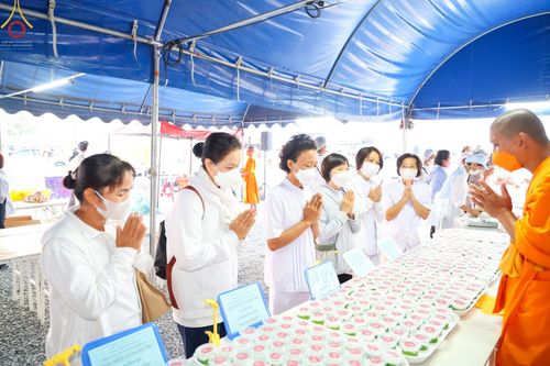 ภาพ No.74530:พิธีถวายภัตตาหารเป็นสังฆทาน แด่คณะพระธรรมยาตราฯ ในโครงการธรรมยาตรากตัญญูบูชา มหาปูชนียาจารย์ พระมงคลเทพมุนี(สด จนฺทสโร) พระผู้ปราบมาร อนุสรณ์สถาน 7 แห่ง ปีที่ 11 วันที่ 27 มกราคม พ.ศ. 2566