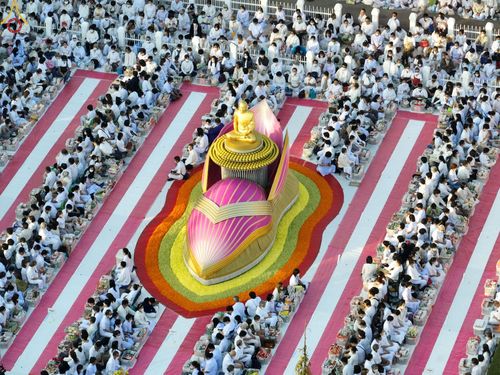 ภาพ No.73569:พิธีตักบาตรพระธรรมยาตราฯ ในโครงการธรรมยาตรากตัญญูบูชา มหาปูชนียาจารย์ พระมงคลเทพมุนี(สด จนฺทสโร) พระผู้ปราบมาร ปีที่ 11 ณ อนุสรณ์สถานลำดับที่ 4 สถานที่เกิดด้วยกายธรรม วัดโบสถ์ (บน) บางคูเวียง อ.บางกรวย จ.นนทบุรี วันที่ 22 มกราคม พ.ศ. 2566