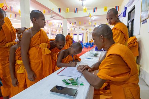 ภาพ No.137663:พิธีตักบาตร พิธีถวายสังฆทานแด่คณะสงฆ์ 323 วัด พิธีทำบุญอุทิศส่วนกุศลแด่ผู้วายชนม์ ในเหตุการณ์ความไม่สงบ 4 จังหวัดชายแดนภาคใต้ ปีที่ 20 ครั้งที่ 169 และพิธีมอบกองทุนหนุนแรงใจช่วยครูใต้ ปีที่ 17 ครั้งที่ 134 วันที่ 25 พฤษภาคม พ.ศ.2567 อ.ตากใบ จ.นราธิวาส