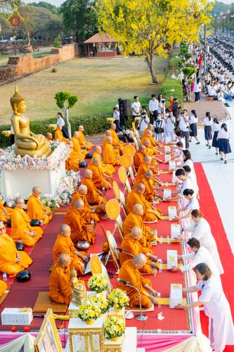 ภาพ No.318052:วันเสาร์ที่ 4 เมษายน พ.ศ. 2569 งานทำบุญเมืองใจกลางอยุธยา  ตักบาตรพระ 1,109 รูป ณ ถนนชีกุน หน้าวัดมหาธาตุ และวัดราชบูรณะ