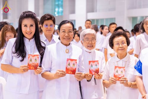 ภาพ No.338002:วันอาทิตย์ต้นเดือน 5 กรกฎาคม พ.ศ.2569 สัมมนาพิเศษ พิธีมอบพระของขวัญ ณ ห้องแก้วสารพัด1 วัดพระธรรมกาย