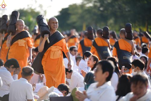 ภาพ No.290520:วันที่ 7 มกราคม พ.ศ. 2569 พิธีต้อนรับพระธรรมยาตรา ณ อนุสรณ์สถานลำดับที่ 2  สถานที่ตั้งมโนปณิธานบวชตลอดชีวิต อนุสรณ์สถานคลองบางนางแท่น (ภาพชุดที่ 2) อ.สามพราน จ.นครปฐม ในโครงการธรรมยาตรา กตัญญูบูชา มหาปูชนียาจารย์ พระมงคลเทพมุนี(สด จนฺทสโร) พระผู้ปราบมาร 