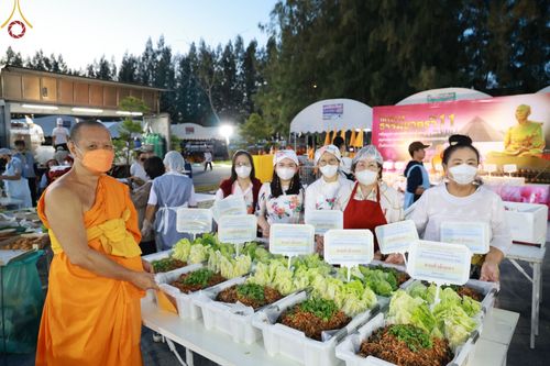 ภาพ No.69262:พิธีถวายภัตตาหารเป็นสังฆทาน แด่คณะพระธรรมยาตราฯ ในโครงการธรรมยาตราฯ ปีที่ 11 ณ อนุสรณ์สถานมหาวิหารพระมงคลเทพมุนี อ.สองพี่น้อง จ.สุพรรณบุรี วันที่ 4 และ 5 มกราคม พ.ศ. 2566