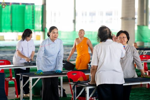 ภาพ No.322396:วันที่ 16 เมษายน พ.ศ.2569 การจัดเตรียมเบาะรองนอน เช็ดทำความสะอาด  เพื่องานถวายมหาสังฆทาน 40,000 กว่าวัดทั่วประเทศ วันคุ้มครองโลก 22 เมษายน พ.ศ.2569 วัดพระธรรมกาย