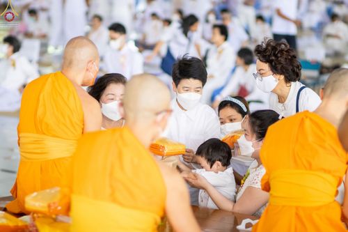 ภาพ No.75464:พิธีสวดพระพุทธมนต์และถวายภัตตาหารเป็นสังฆทาน เนื่องในวันมหาปูชนียาจารย์ วันที่ 3 กุมภาพันธ์ พ.ศ. 2565 ณ วัดพระธรรมกาย อ.คลองหลวง จ.ปทุมธานี