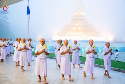 ภาพ No.298053:วันเสาร์ที่ 17 มกราคม พ.ศ. 2569 พิธีบรรพชาอุปสมบท โครงการอุปสมบทหมู่ บูชาธรรมครบ 117 ปี คุณยายอาจารย์มหารัตนอุบาสิกาจันทร์ ขนนกยูง  ณ อุโบสถพระไตรปิฎก วัดพระธรรมกาย