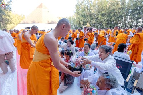 ภาพ No.289387:วันที่ 7 มกราคม พ.ศ. 2569 พิธีตักบาตรพระธรรมยาตรา ณ อนุสรณ์สถานลำดับที่ 1 สถานที่เกิดด้วยรูปกายเนื้อ อนุสรณ์สถานมหาวิหารพระมงคลเทพมุนี (โลตัสแลนด์) อ.สองพี่น้อง จ.สุพรรณบุรี ในโครงการธรรมยาตรา กตัญญูบูชา มหาปูชนียาจารย์ พระมงคลเทพมุนี(สด จนฺทสโร) พระผู้ป