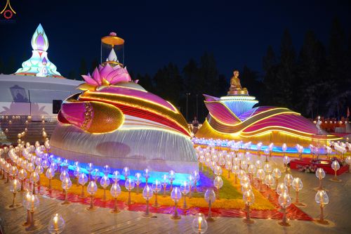 ภาพ No.292191:วันที่ 10 มกราคม พ.ศ. 2569 พิธีจุดประทีปถวายเป็นพุทธบูชา และบูชาธรรมมหาปูชนียาจารย์  ณ อนุสรณ์สถานคลองบางนางแท่น อ.สามพราน จ.นครปฐม ในโครงการธรรมยาตรา กตัญญูบูชา มหาปูชนียาจารย์ พระมงคลเทพมุนี(สด จนฺทสโร) พระผู้ปราบมาร อนุสรณ์สถาน 7 แห่ง ปีที่ 14