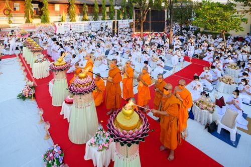ภาพ No.73263:พิธีจุดประทีปถวายเป็นพุทธบูชา และบูชาธรรมมหาปูชนียาจารย์ ในโครงการธรรมยาตรากตัญญูบูชา มหาปูชนียาจารย์ พระมงคลเทพมุนี(สด จนฺทสโร) พระผู้ปราบมาร ปีที่ 11 ณ อนุสรณ์สถานลำดับที่ 4 สถานที่เกิดด้วยกายธรรม วัดโบสถ์ (บน) บางคูเวียง อ.บางกรวย จ.นนทบุรี วันที่ 21 