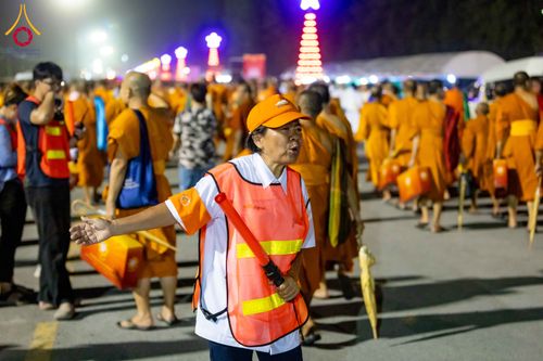 ภาพ No.324530:วันที่ 22 เมษายน พ.ศ.2569 (วันคุ้มครองโลก) บรรยากาศพระสังฆาธิการและสาธุชน การเดินทางกลับ งานถวายมหาสังฆทาน 40,000 กว่าวัดทั่วประเทศ วัดพระธรรมกาย