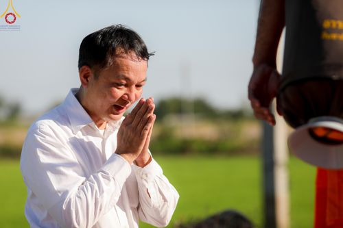 ภาพ No.105674:พิธีต้อนรับพระธรรมยาตรา ในโครงการธรรมยาตรากตัญญูบูชา มหาปูชนียาจารย์ พระมงคลเทพมุนี(สด จนฺทสโร) พระผู้ปราบมาร อนุสรณ์สถาน 7 แห่ง ปีที่ 12 วันที่ 3 มกราคม พ.ศ. 2567 ณ อนุสรณ์สถานโลตัสแลนด์ จ.สุพรรณบุรี