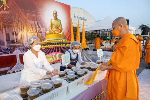ภาพ No.72926:พิธีถวายภัตตาหารเป็นสังฆทาน แด่คณะพระธรรมยาตราฯ ในโครงการธรรมยาตรากตัญญูบูชา มหาปูชนียาจารย์ พระมงคลเทพมุนี(สด จนฺทสโร) พระผู้ปราบมาร อนุสรณ์สถาน 7 แห่ง ปีที่ 11 วันที่ 20 มกราคม พ.ศ. 2566