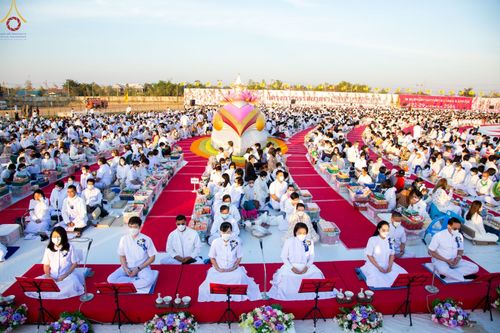 ภาพ No.74749:พิธีตักบาตรพระธรรมยาตราฯ ในโครงการธรรมยาตรากตัญญูบูชา มหาปูชนียาจารย์ พระมงคลเทพมุนี(สด จนฺทสโร) พระผู้ปราบมาร ปีที่ 11 ณ อนุสรณ์สถานลำดับที่ 5 สถานที่เผยแผ่วิชชาธรรมกายครั้งแรก อนุสรณ์สถานบางปลา วัดบางปลา อ.บางเลน จ.นครปฐม วันที่ 29 มกราคม พ.ศ. 2566