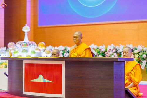 ภาพ No.311681:วันอาทิตย์ต้นเดือนที่ 1 มีนาคม พ.ศ.2569 สัมมนาพิเศษ พิธีมอบรูปหล่อโลหะหลวงปู่วัดปากน้ำ พระมงคลเทพมุนี พิธีมุทิตาสักการะในโอกาสพระครูปลัดรัตนวีรวัฒน์(รังสฤษดิ์ อิทธิจินฺตโก) เจ้าอาวาสวัดพระธรรมกาย  ดำรงตำแหน่งเป็น “ที่ปรึกษาเจ้าคณะจังหวัดปทุมธานี”  ณ ห้อง