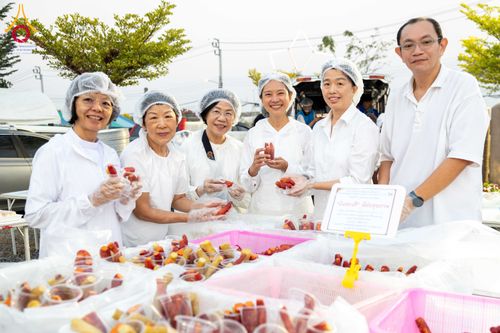 ภาพ No.295495:วันที่ 16 มกราคม พ.ศ. 2569 พิธีถวายภัตตาหารเป็นสังฆทาน แด่พระธรรมยาตรา ณ วัดโบสถ์บน ต.บางคูเวียง จ.นนทบุรี อนุสรณ์สถานลำดับที่ 4 สถานที่เกิดด้วยกายธรรม ในโครงการธรรมยาตรา กตัญญูบูชา มหาปูชนียาจารย์ พระมงคลเทพมุนี(สด จนฺทสโร) พระผู้ปราบมาร อนุสรณ์สถาน 7 แ