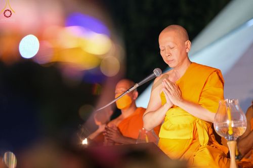 ภาพ No.69350:พิธีจุดประทีปถวายเป็นพุทธบูชา และบูชาธรรมมหาปูชนียาจารย์ ในโครงการธรรมยาตรากตัญญูบูชา มหาปูชนียาจารย์ พระมงคลเทพมุนี(สด จนฺทสโร) พระผู้ปราบมาร ปีที่ 11 ณ อนุสรณ์สถานมหาวิหารพระมงคลเทพมุนี อ.สองพี่น้อง จ.สุพรรณบุรี