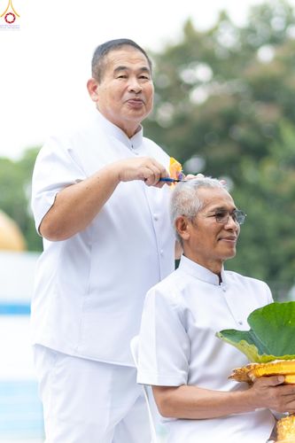 ภาพ No.330524:วันที่ 30 พฤษภาคม พ.ศ.2569 พิธีตัดปอยผมและปลงผม อุบาสกอุปสมบทอุทิศชีวิต 11 ท่าน (ภาพชุดที่ 2) ณ โบสถ์พระไตรปิฎก วัดพระธรรมกาย จังหวัดปทุมธานี