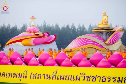 ภาพ No.299795:วันที่ 19 มกราคม พ.ศ.2569 พระธรรมยาตราปฏิบัติธรรมและถ่ายภาพหมู่ประวัติศาสตร์ ณ อนุสรณ์สถานลำดับที่ 5 สถานที่เผยแผ่วิชชาธรรมกายครั้งแรก  อนุสรณ์สถานบางปลาวัดบางปลา อ.บางเลน จ.นครปฐม ในโครงการธรรมยาตรา กตัญญูบูชา มหาปูชนียาจารย์ พระมงคลเทพมุนี(สด จนฺทสโร) 