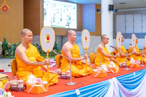 ภาพ No.91036:พิธีบำเพ็ญกุศลสวดพระอภิธรรม  อุบาสกถาวร พรหมถาวร (อุบาสกผู้ปั้นพระ) คืนที่ 6 วันพฤหัสบดีที่ 19 ตุลาคม พ.ศ. 2566 ณ ห้องแก้วสารพัดนึก 1 สภาธรรมกายสากล วัดพระธรรมกาย จ.ปทุมธานี