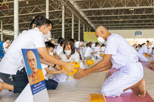 ภาพ No.63918:พิธีขอขมาและมอบผ้าไตรแด่นาคธรรมทายาท โครงการอุปสมบทบูชาธรรมมหาปูชนียาจารย์ วันอาทิตย์ที่ 20 พฤศจิกายน พ.ศ. 2565