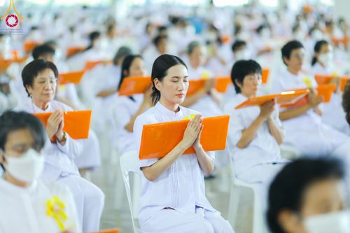 ภาพ No.86284:วันธรรมชัย ปีที่ 55 พิธีทอดผ้าป่ากฐินสมทบครั้งที่1, พิธีเจริญพุทธมนต์ ลูกนิมิตมหาสมบัติฯ พิธีจุดประทีป,พิธีฉลองชัยสวดมนต์บทธัมมจักกัปปวัตนสูตร วันอาทิตย์ที่ 27 สิงหาคม พ.ศ.2566 ณ สภาธรรมกายสากล / มหารัตนวิหารคด วัดพระธรรมกาย