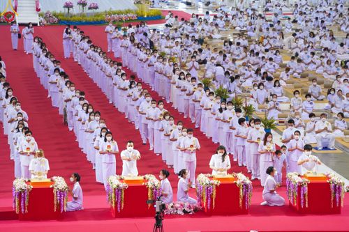 ภาพ No.78993:พิธีวางแผ่นจารึกชื่อ และพิธีวางพวงมาลัยสักการะพระบรมพุทธเจ้า ณ สภาธรรมกายสากล วัดพระธรรมกาย วันที่ 2 เมษายน พ.ศ. 2566