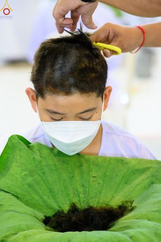 ภาพ No.78728:พิธีปลงผมนาคธรรมทายาท โครงการอบรมยุวธรรมทายาท มัชฌิมธรรมทายาท และธรรมทายาทรุ่นอุดมศึกษา ณ สภาธรรมกายสากล วัดพระธรรมกาย วันเสาร์ที่ 1 เมษายน พ.ศ. 2566