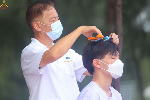 ภาพ No.82562:พิธีตัดปอยผมและปลงผมนาคธรรมทายาท ในโครงการอุปสมบทหมู่ธรรมทายาทพุทธศาสตร์สากล รุ่นที่ 7 (ภาคฤดูฝน) วันอาทิตย์ที่ 11 มิถุนายน พ.ศ. 2566 ณ  วัดพระธรรมกาย