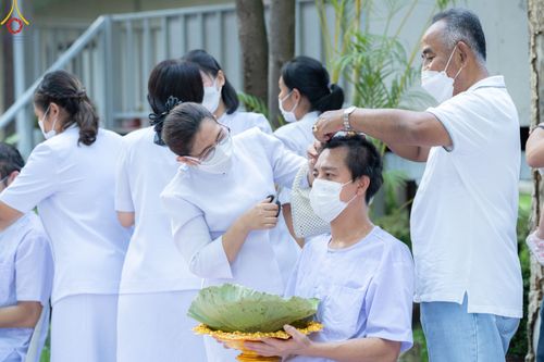 ภาพ No.78637:พิธีตัดปอยผมและปลงผมนาคธรรมทายาท  โครงการบรรพชาและอุปสมบทหมู่ วันคุ้มครองโลก วันที่ 26 มีนาคม พ.ศ.2566 ณ หมู่บ้านบรรลุธรรม วัดพระธรรมกาย