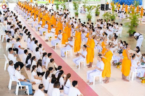 ภาพ No.83568:พิธีตัดปอยผมและปลงผม ในโครงการบรรพชาอุปสมบทหมู่ ธรรมทายาทรุ่นเข้าพรรษา ณ วัดพระธรรมกาย วันอาทิตย์ที่ 16 กรกฎาคม พ.ศ.2566