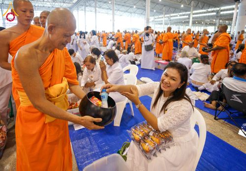 ภาพ No.308518:วันที่ 1 กุมภาพันธ์ พ.ศ. 2569 พิธีตักบาตรข้าวสารอาหารแห้ง ณ บ้านแก้วเรือนทองคุณยาย สภาธรรมกายสากล วัดพระธรรมกาย