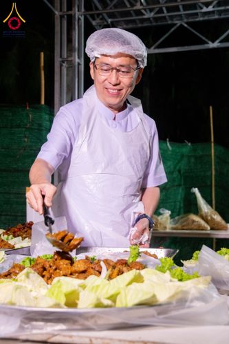 ภาพ No.288782:วันที่ 6 มกราคม พ.ศ. 2569 พิธีถวายภัตตาหารเป็นสังฆทาน แด่พระธรรมยาตรา ในโครงการธรรมยาตรา กตัญญูบูชา มหาปูชนียาจารย์ พระมงคลเทพมุนี(สด จนฺทสโร) พระผู้ปราบมาร อนุสรณ์สถาน 7 แห่ง ปีที่ 14 ณ อนุสรณ์สถานมหาวิหารพระมงคลเทพมุนี (โลตัสแลนด์) อ.สองพี่น้อง จ.สุพรร