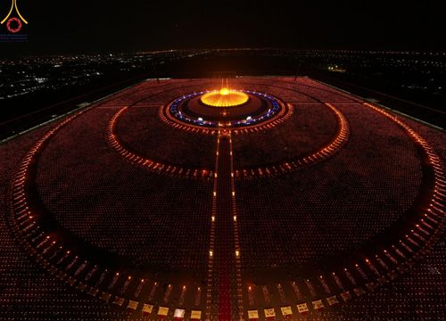 ภาพ No.125104:พิธีเวียนประทักษิณและจุดมาฆประทีป (ชุดที่ 2) ในวันมาฆบูชา เสาร์ที่ 24 กุมภาพันธ์ พ.ศ. 2567 ณ พระมหาธรรมกายเจดีย์ วัดพระธรรมกาย