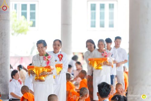 ภาพ No.216042:วันพฤหัสบดีที่ 3 เมษายน พ.ศ. 2568 พิธีบรรพชาสามเณร ภาคฤดูร้อน รุ่นที่ 15  บูชาธรรมหลวงพ่อธัมมชโย 81 ปี 81 รูป ณ ศูนย์ปฏิบัติธรรมสวนผึ้ง จ.ราชบุรี