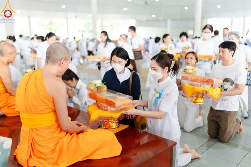 ภาพ No.205771:พิธีสวดพระพุทธมนต์ และถวายภัตตาหารเมนูสวรรค์แด่พระภิกษุ สามเณร วันจันทร์ที่ 3 กุมภาพันธ์ พ.ศ. 2568 ณ หอฉันคุณยายอาจารย์ฯ วัดพระธรรมกาย