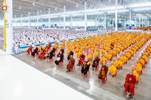 ภาพ No.143483:พิธีตักบาตร ข้าวสารอาหารแห้ง ณ บ้านแก้วเรือนทองคุณยายฯ และ พิธีบูชาข้าวพระ  ณ สภาธรรมกายสากล วัดพระธรรมกาย วันอาทิตย์ที่ 7 กรกฎาคม พ.ศ. 2567