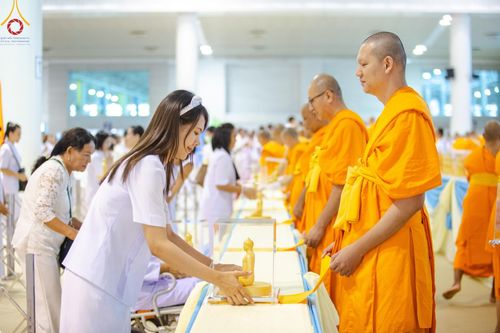 ภาพ No.159566:สัมมนาพิเศษและพิธีมอบองค์พระธรรมกาย 2,000 องค์ ณ ห้องแก้วสารพัดนึก 1 วัดพระธรรมกาย วันอาทิตย์ต้นเดือนที่ 6 ตุลาคม พ.ศ. 2567