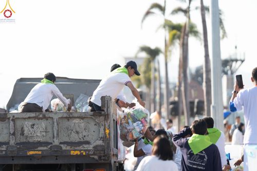 ภาพ No.185663:V.47 เบื้องหลังของเบื้องหน้า งานตักบาตรพระ 10,000 รูป ณ จ.กาญจนบุรี วันที่ 20-21 ธันวาคม พ.ศ. 2567